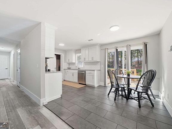 5th image of 516 Landers St