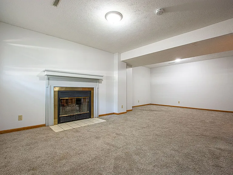 7513 S 134th St — Photo 26