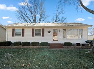 1283 Rainbow Blvd, Hiawatha, IA 52233