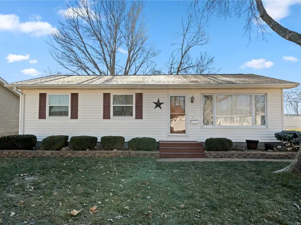 1283 Rainbow Blvd, Hiawatha, IA 52233