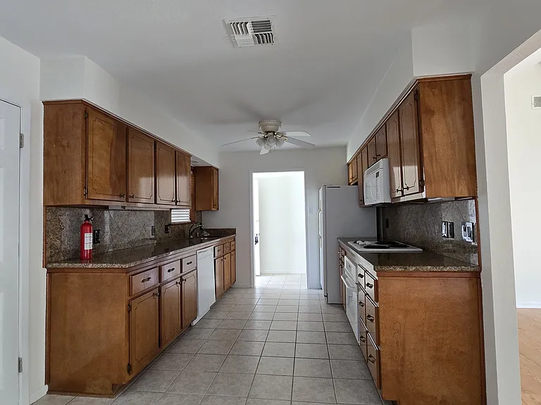 113 W Harbor Dr — Photo 10