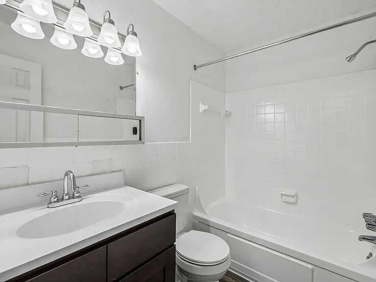 Dearborn Club Apartments — Photo 21