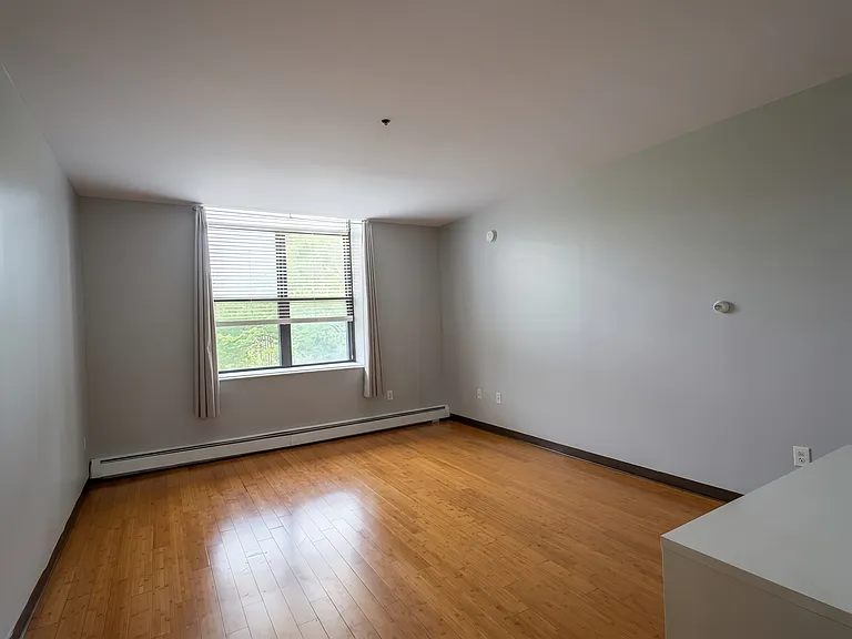 Bulldog Apartments — Photo 14