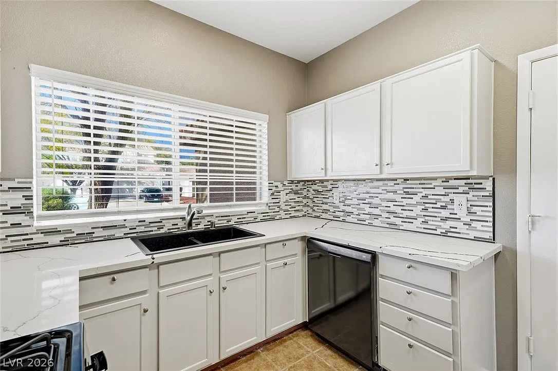 3 bed, 2.0 bath, 1252 sqft, $1,950 — Photo 3