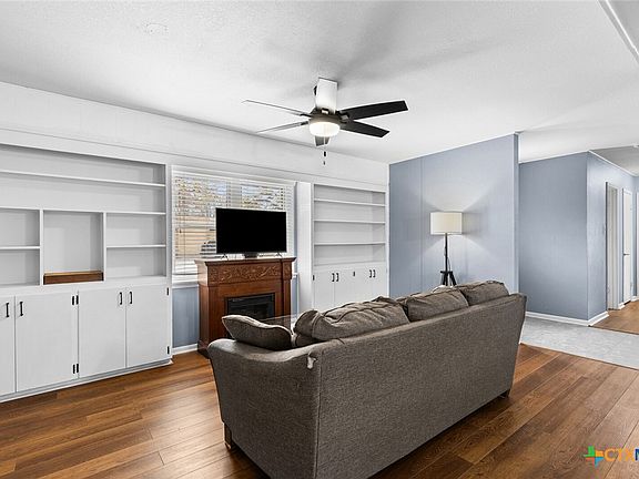 4th image of 404 Oak St