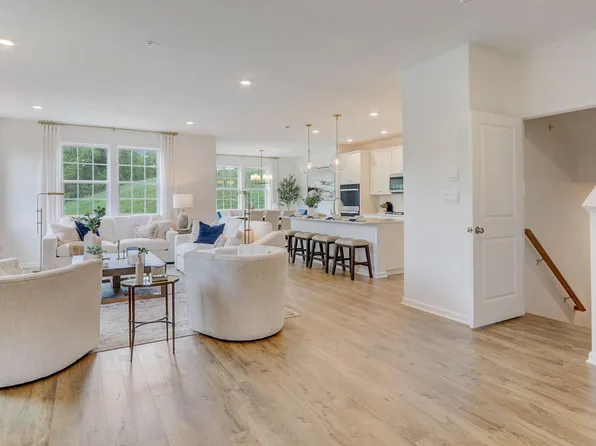 48 Rose Hill Way, Aston, PA 19017