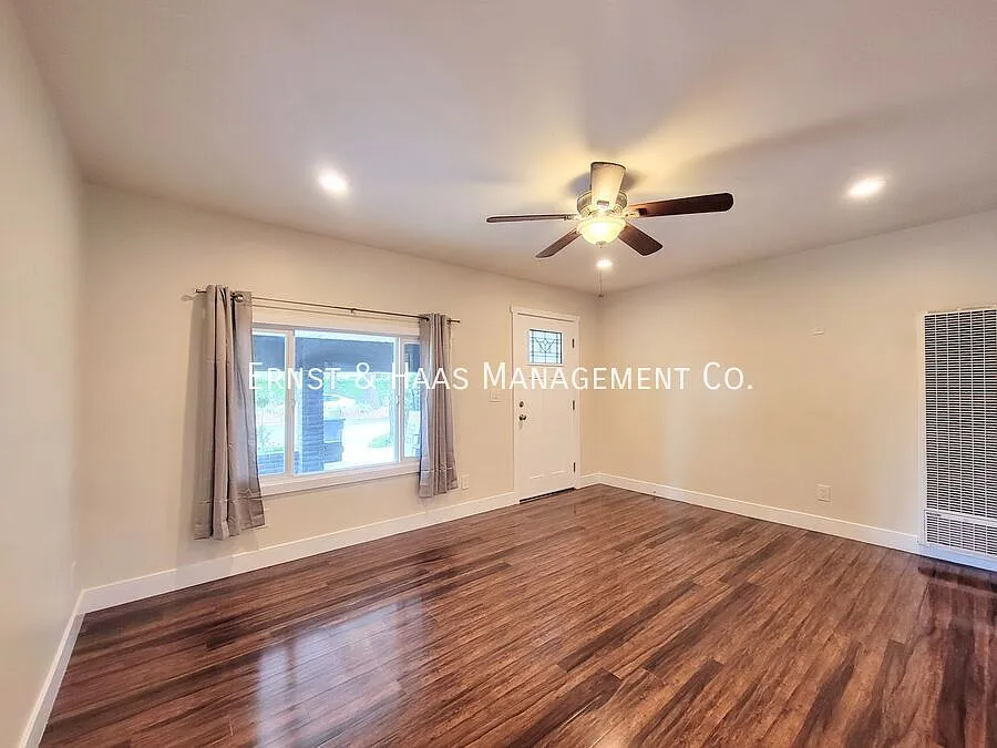 Charming 2-Bedroom, 2-Bathroom House in Prime Paramount Location on a Shared Lot! — Photo 4