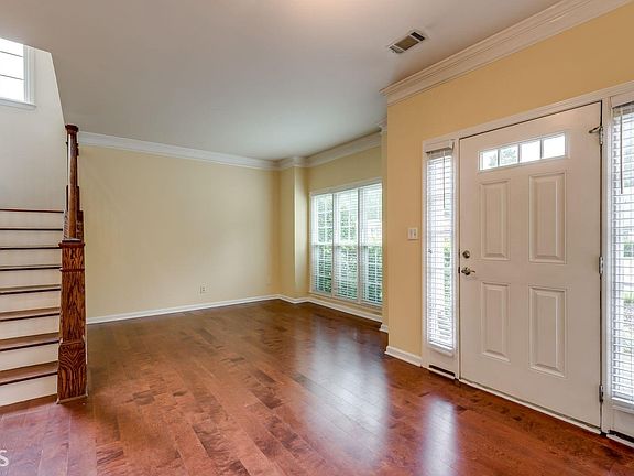 5th image of 302 Valley Green Ct