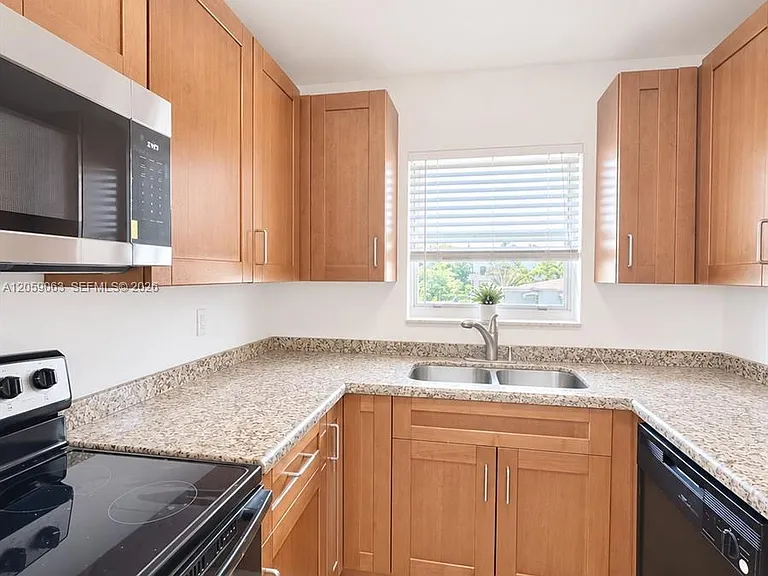 2521 Pierce St #10 — Photo 2