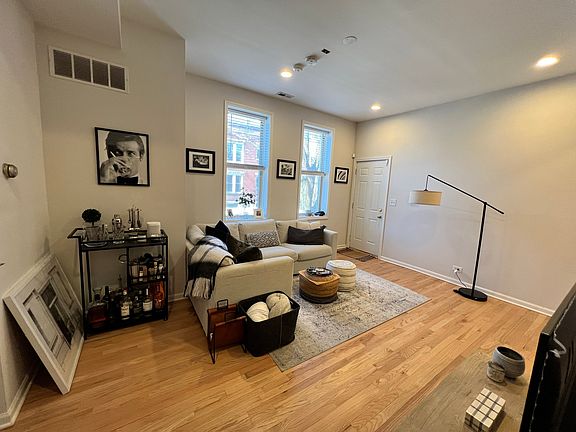 4th image of 1325 W Wrightwood Ave