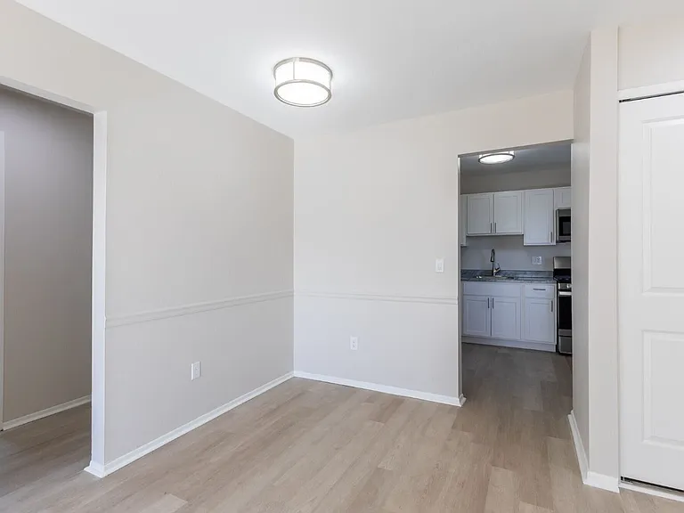 Stoneybrooke Apartments — Photo 9