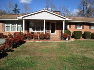 1907 Robinhood Dr, Burlington, NC 27217