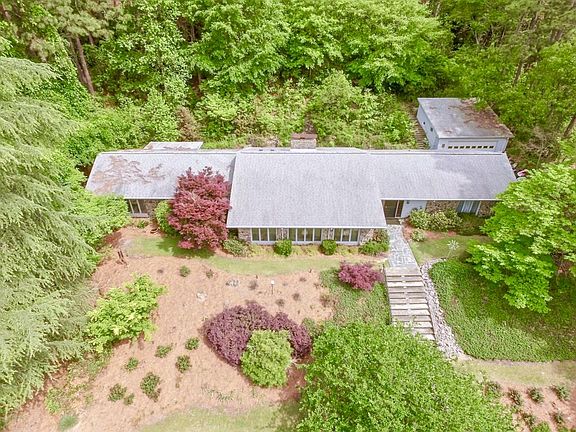 5th image of 305 Fairway Dr