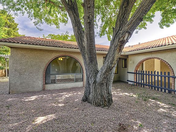 3rd image of 1298 N Tapadero Dr