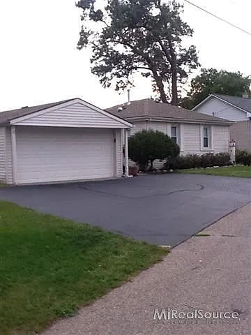 2211 Kingston St photo 1