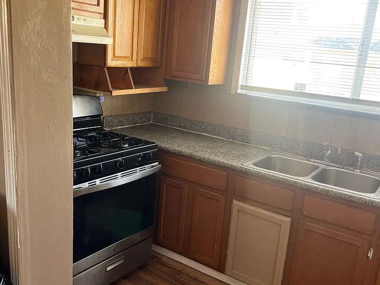 303 W 9th St — Photo 8
