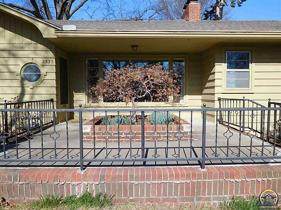 2nd image of 2535 SW Granthurst Ave