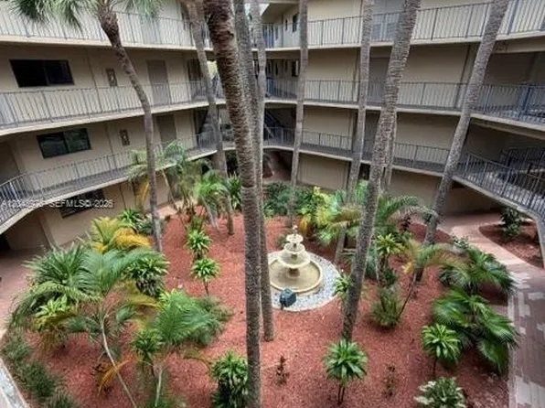 8635 NW 8th St APT 303, Miami, FL 33126