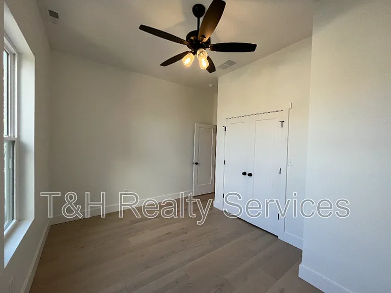 930 Woodlawn Ave — Photo 15
