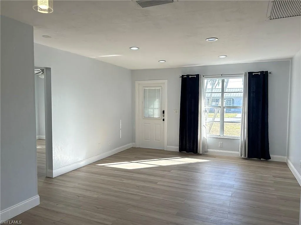 3 bed, 2.0 bath, 1435 sqft, $1,980 — Photo 4