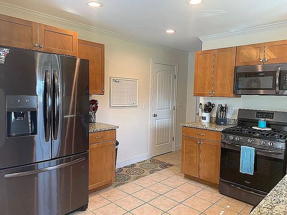 Kitchen w/ pantry and entry