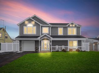122 Sunrise Ln, Levittown, NY 11756