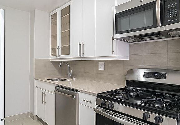 4th image of 460 2nd Ave APT 6C