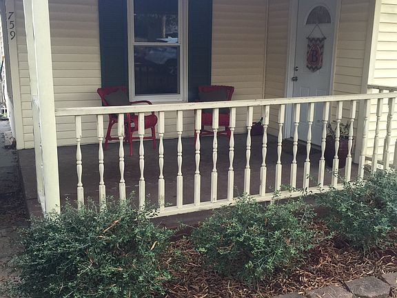 Front porch with easy access