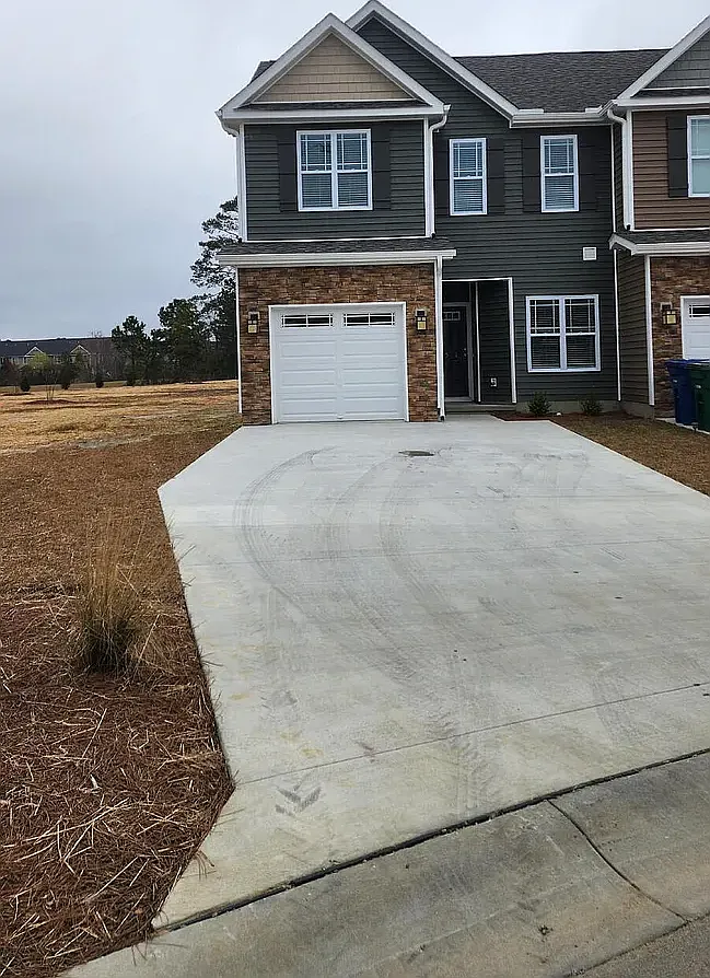 3 bed, 2.5 bath, 1900 sqft, $2,100 — Photo 3