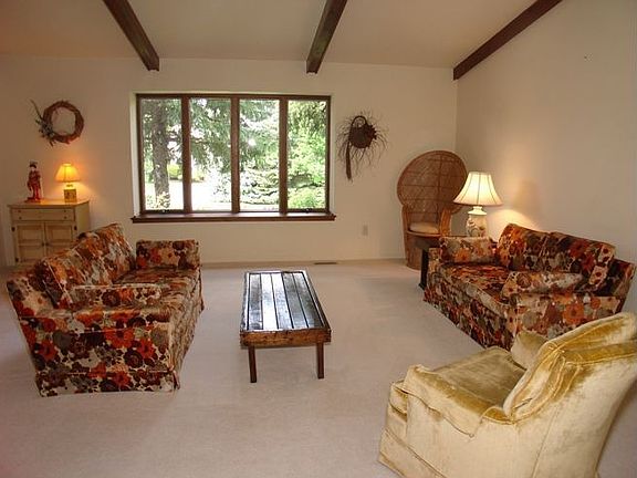LARGE, BRIGHT LIVING ROOM