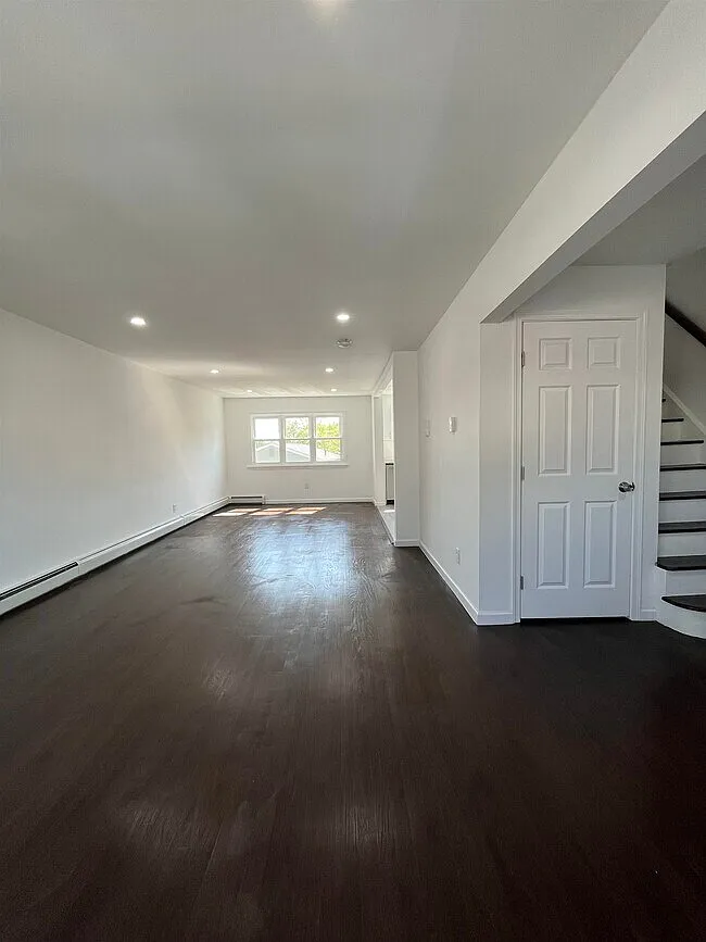 3 bed, 1200 sqft, $3,200 — Photo 2