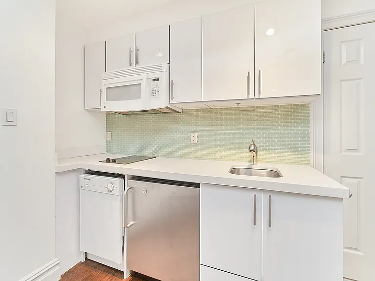 224 W 13th St #2R — Photo 2