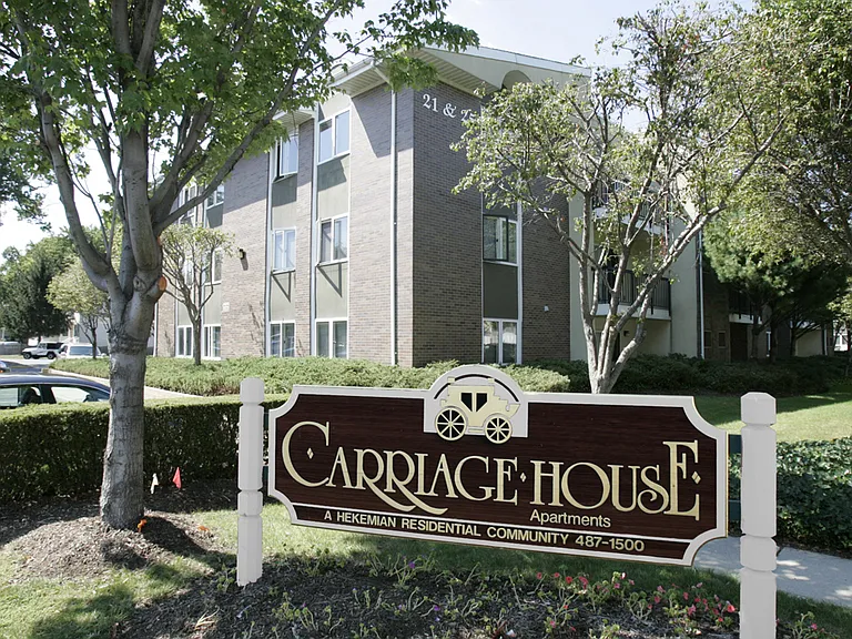 Carriage House — Photo 16