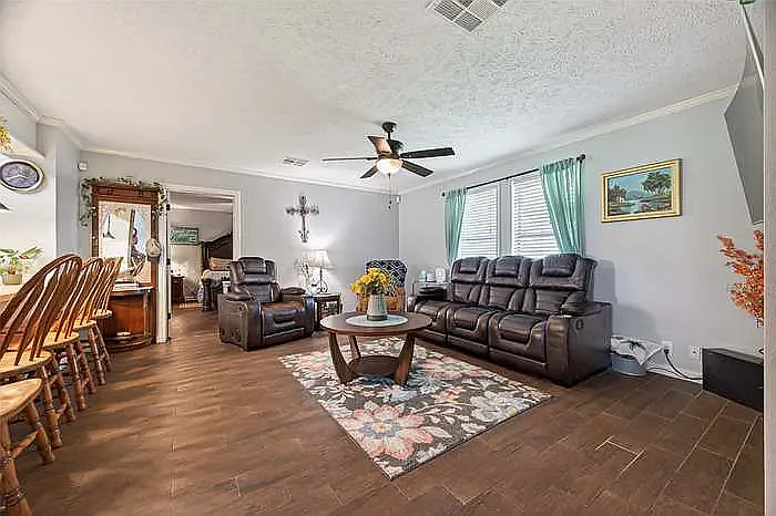 6210 Eagle Dr — Photo 2