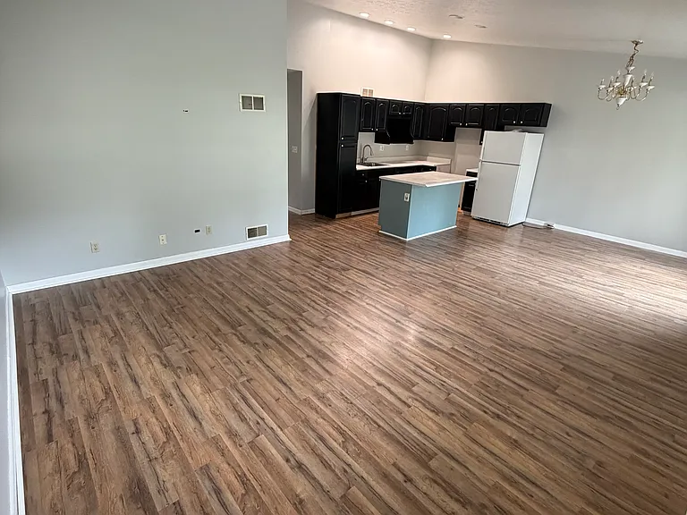 120 Pine Ave #120 — Photo 2
