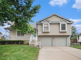 7012 Willis Dr, Pleasant Valley, MO 64068