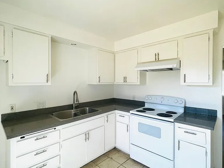 720-722 N Ojai Rd — Photo 1