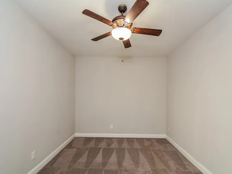 233 Norwich Dr — Photo 12