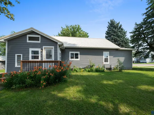 197 S Cherry Ave, Parker, SD 57053