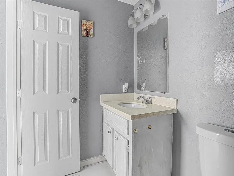 14618 Flair Dr — Photo 18