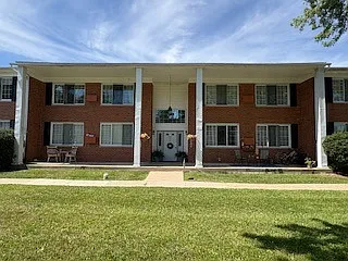 Colonial Apartments — Photo 8