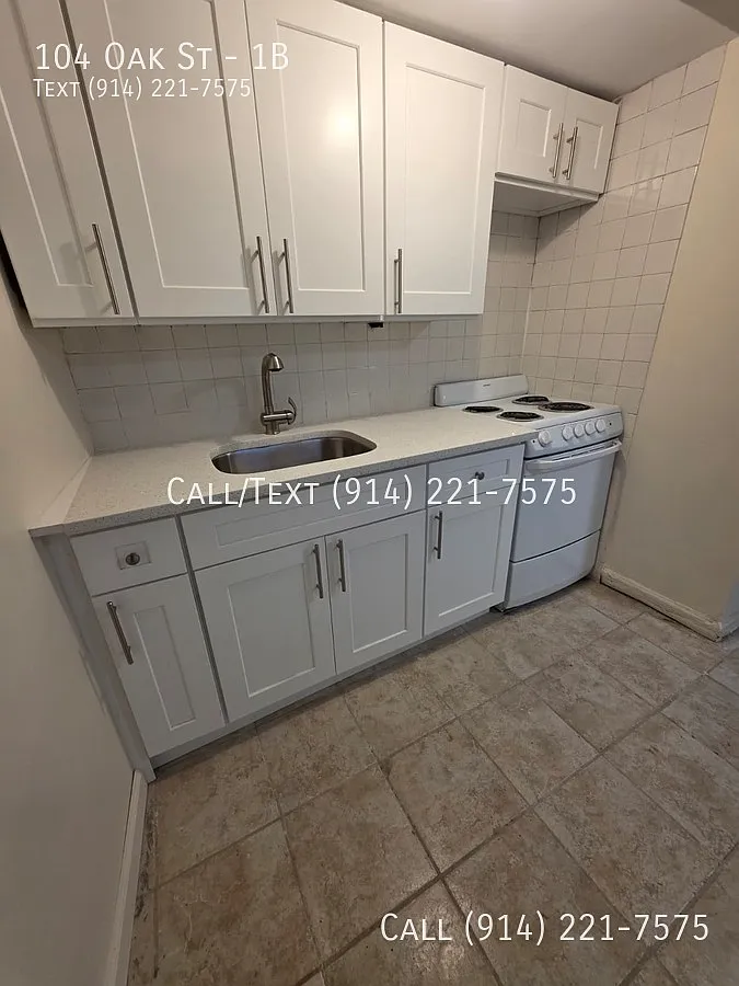 Building Photo - 104 Oak St #1B