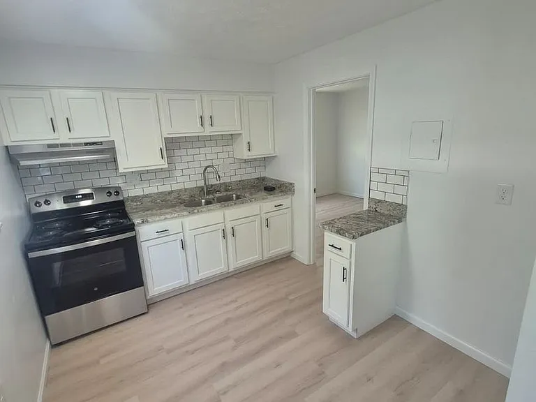 920 Highland Ave — Photo 5