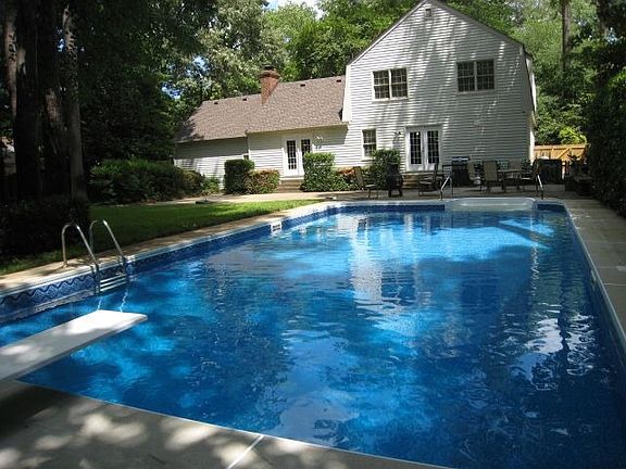 5th image of 905 Royal Oak Close