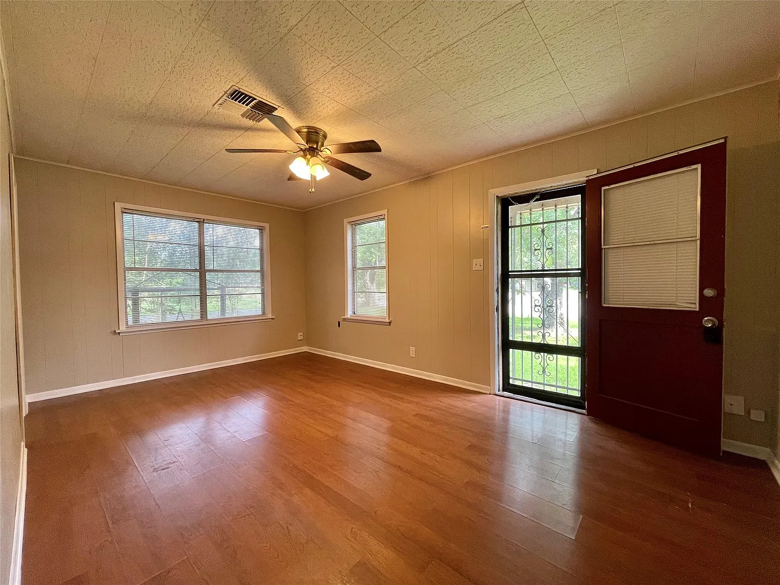 3 bed, 1.0 bath, 941 sqft, $1,500 — Photo 2