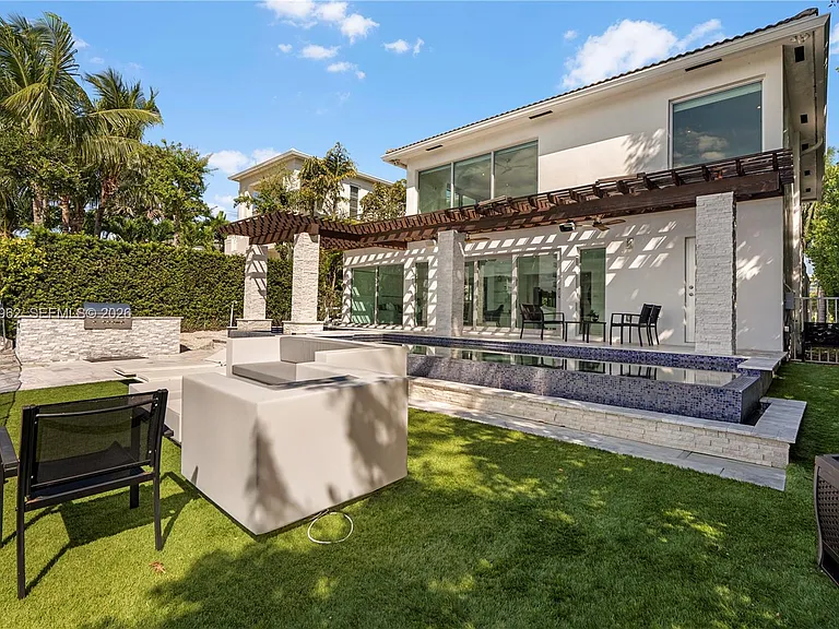 9380 Bay Dr — Photo 4