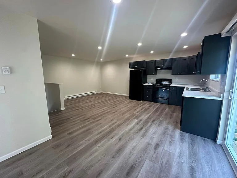 402 Brock Ave — Photo 6