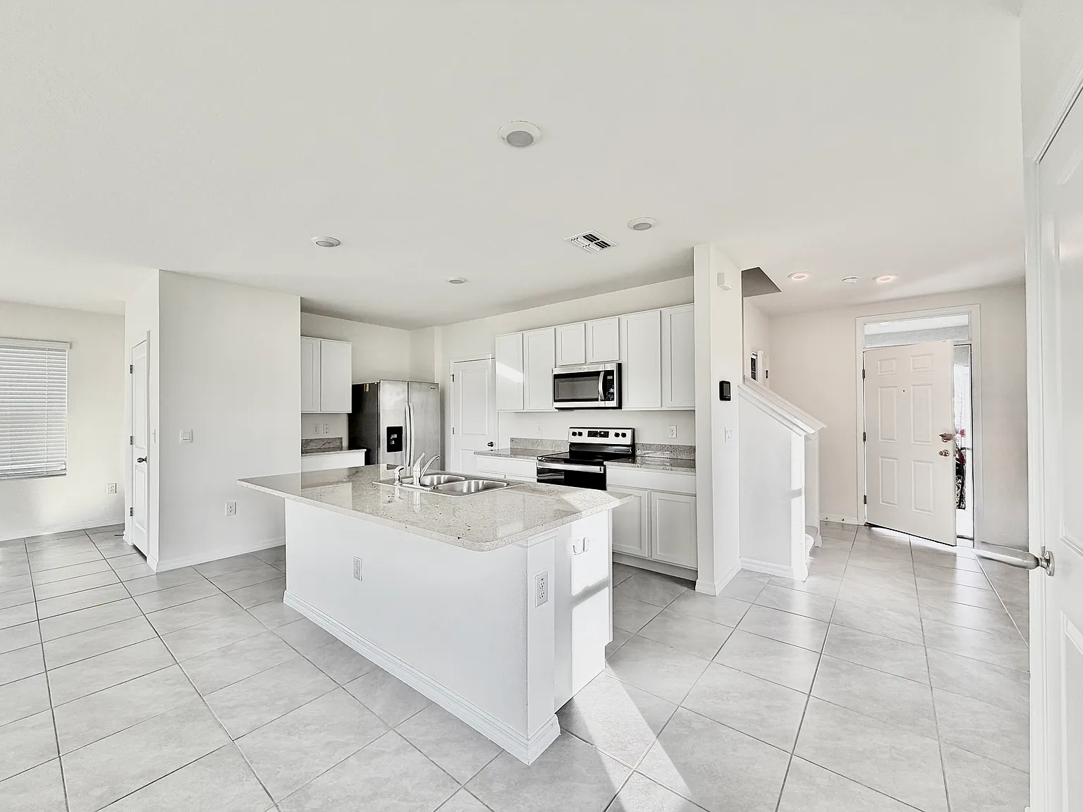 4 bed, 2.5 bath, 2260 sqft, $2,650 — Photo 3