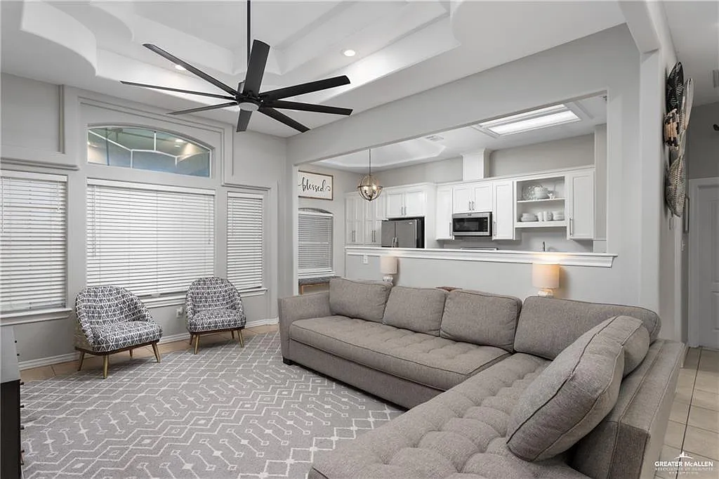 3 bed, 2.0 bath, 1535 sqft, $1,900 — Photo 3