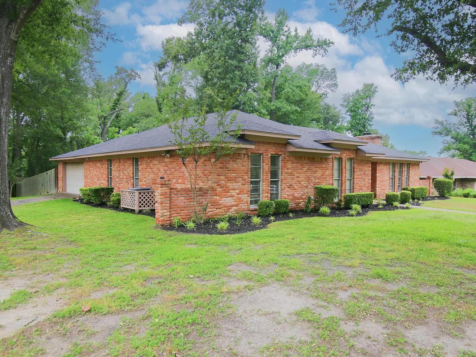 3 bed, 2.0 bath, 1909 sqft, $2,200 — Photo 2